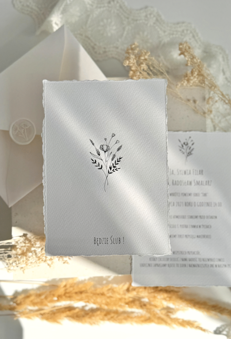 zaproszenie ślubne Rustic z minimalistycznym kwiatowym motywem i szarpanymi brzegami