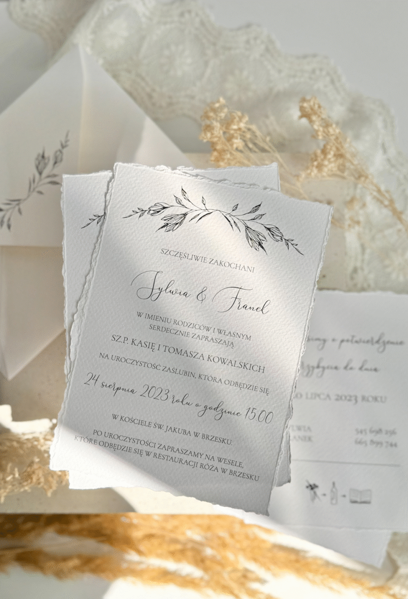 zaproszenie ślubne A Piece of Elegance z delikatnym motywem roślinnym i szarpanymi brzegami