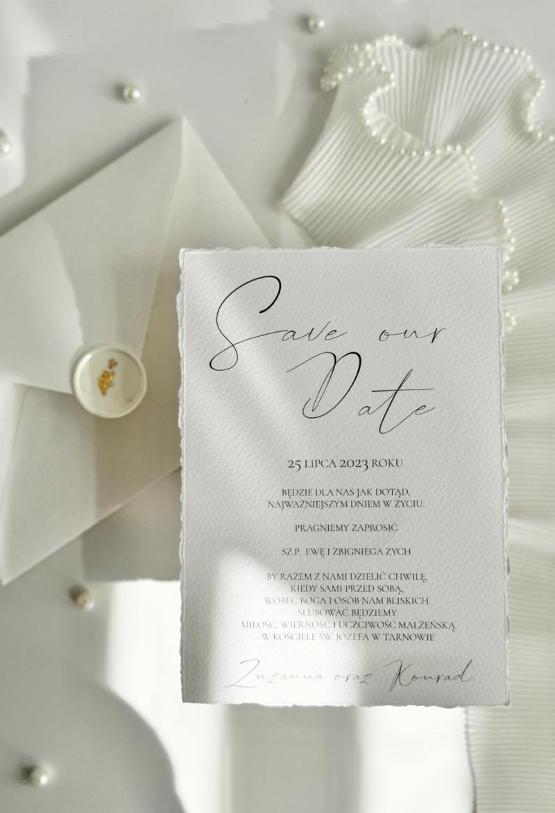zaproszenie ślubne DELICATE Save the Date w bieli z minimalistycznym designem i wstążką