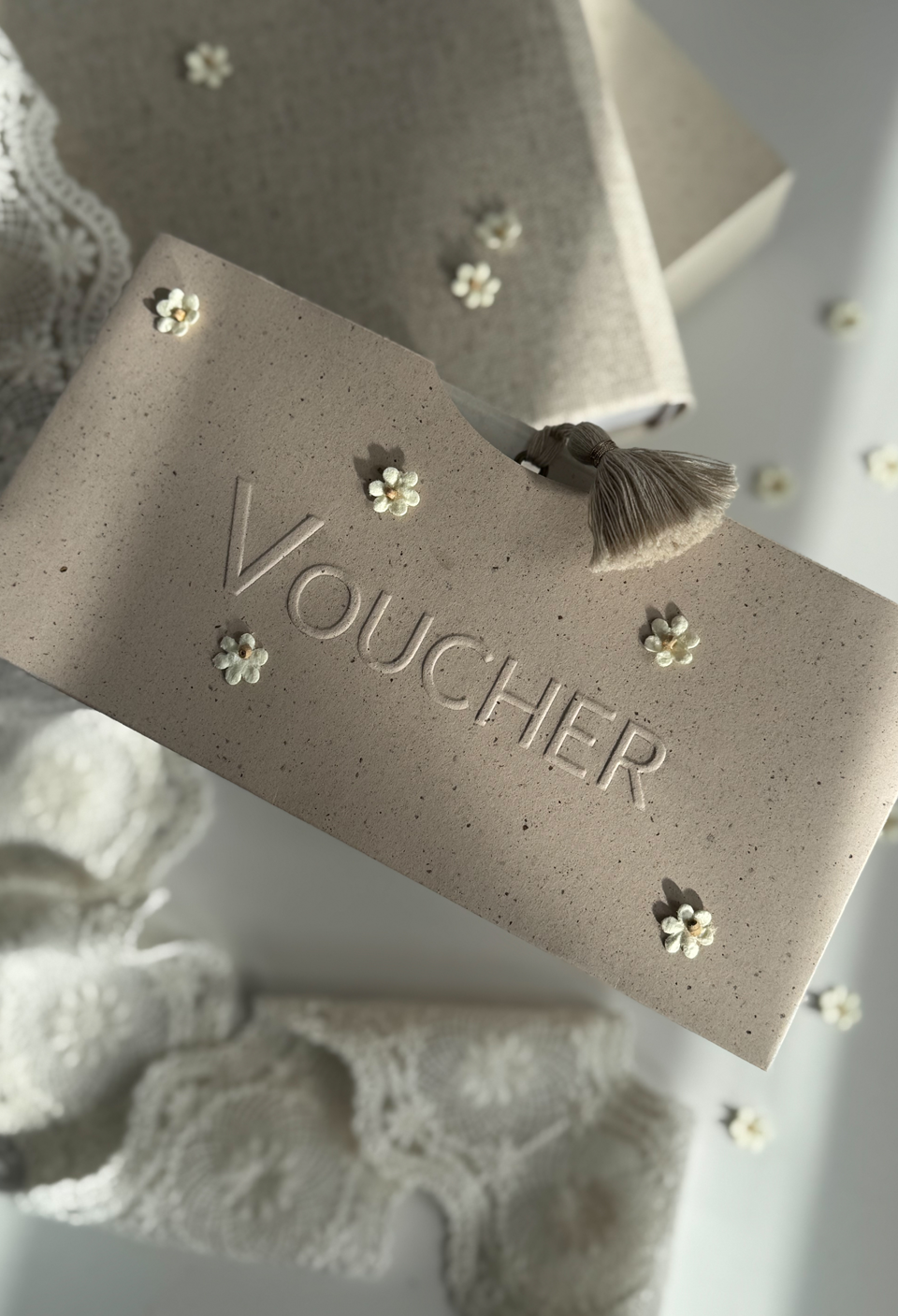 Voucher podarunkowy – Naturalny z tłoczeniem i kwiatkami - obrazek 4