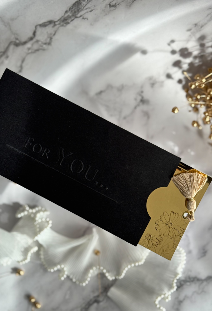 Voucher podarunkowy – Złoty z tłoczeniem i frędzlem