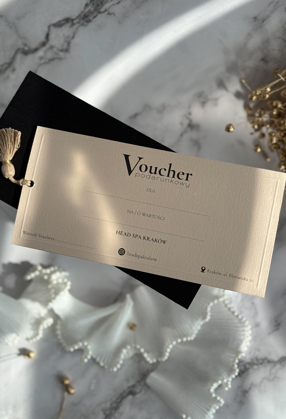Voucher podarunkowy – Złoty z tłoczeniem i frędzlem - obrazek 3